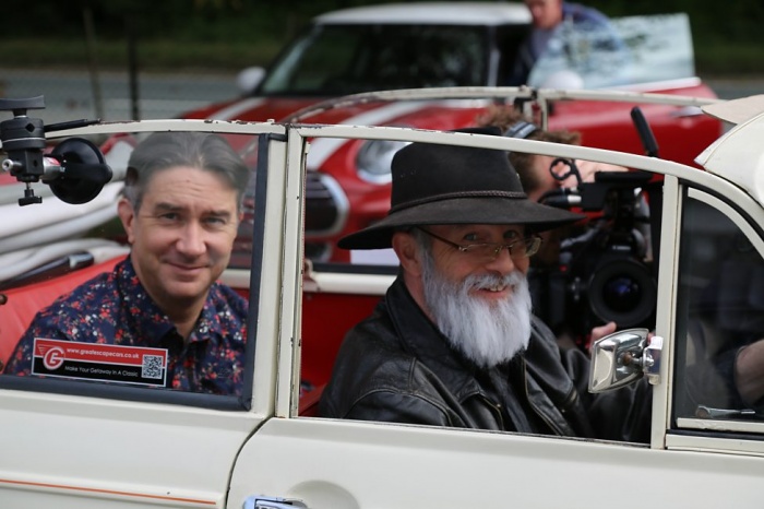 Neil Gaiman recuerda a Terry Pratchett en un especial de la BBC 2 Paul Kaye en 'Back in Black', documental sobre Terry Pratchett