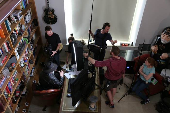 Neil Gaiman recuerda a Terry Pratchett en un especial de la BBC 3 Rodaje 'Back in Black', documental sobre Terry Pratchett