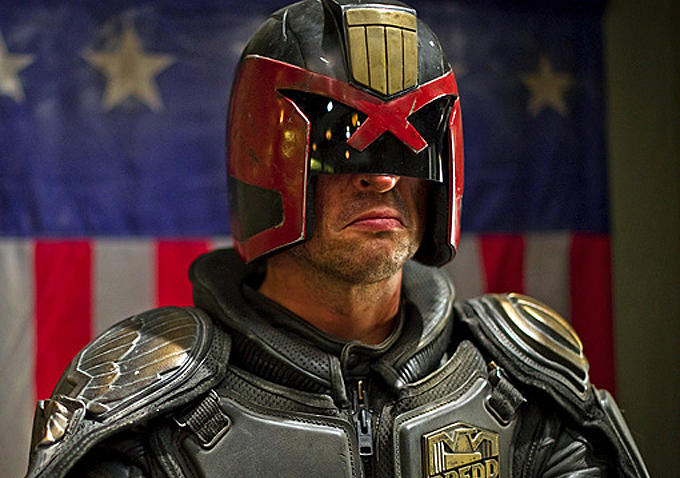 Karl Urban podría participar en la serie 'Judge Dredd Mega City One' (1)