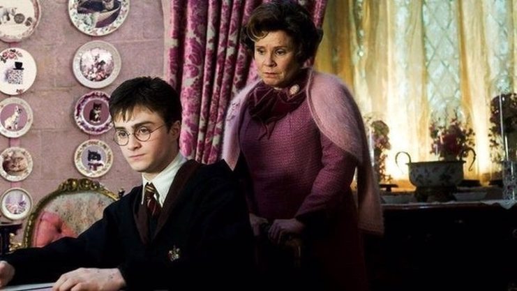 La odiada Dolores Umbridge de Harry Potter regresa en nuevas escenas para el parque de Universal 1 dolores umbridge harry potter