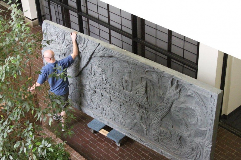 El inmenso muro de Alduin llega a Bethesda en memoria de Adam Adamowicz