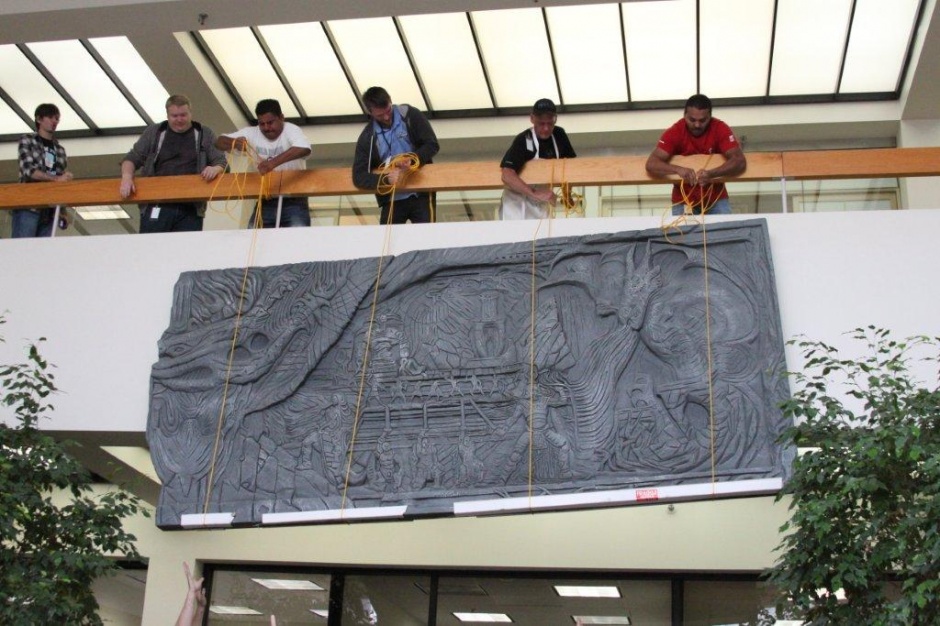 El inmenso muro de Alduin llega a Bethesda en memoria de Adam Adamowicz
