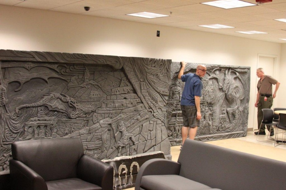 El inmenso muro de Alduin llega a Bethesda en memoria de Adam Adamowicz