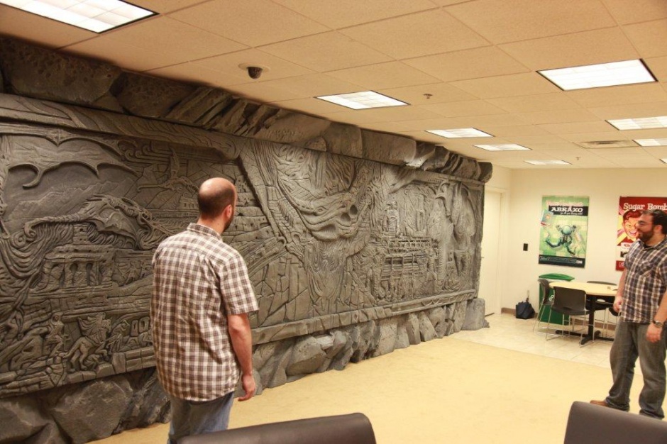 El inmenso muro de Alduin llega a Bethesda en memoria de Adam Adamowicz