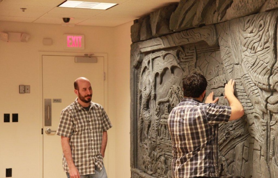 El inmenso muro de Alduin llega a Bethesda en memoria de Adam Adamowicz