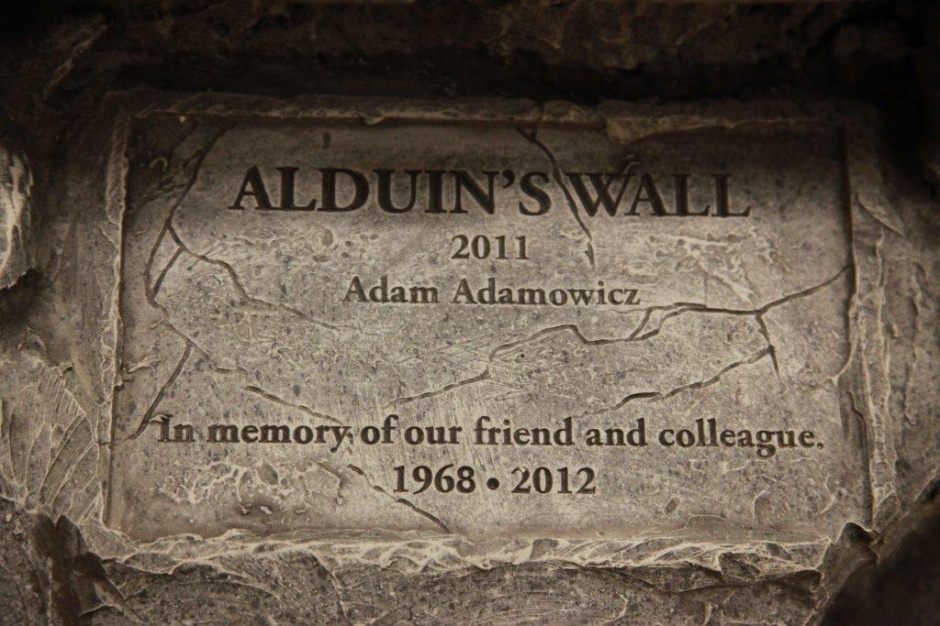 El inmenso muro de Alduin llega a Bethesda en memoria de Adam Adamowicz