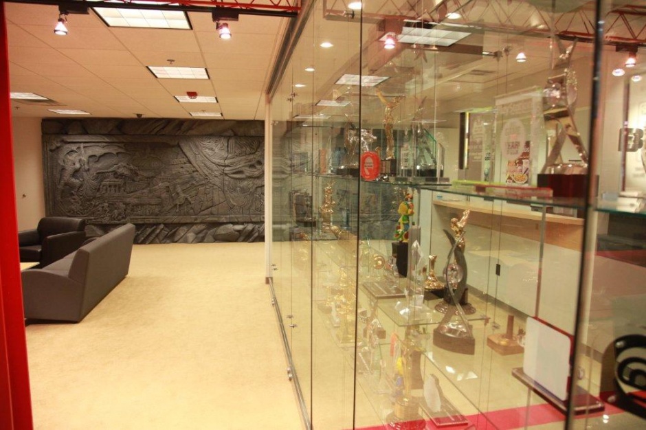 El inmenso muro de Alduin llega a Bethesda en memoria de Adam Adamowicz