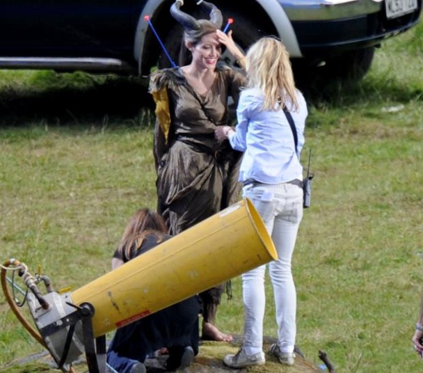 Imágenes de Angeline Jolie volando en el Set de Rodaje de 'Maleficent'