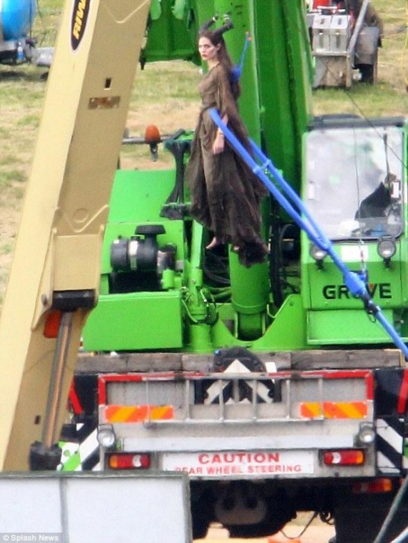 Imágenes de Angeline Jolie volando en el Set de Rodaje de 'Maleficent'