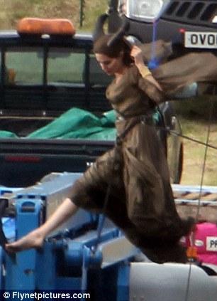 Imágenes de Angeline Jolie volando en el Set de Rodaje de 'Maleficent'