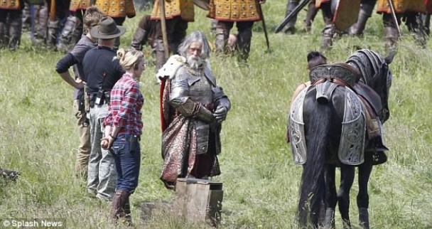 Imágenes de Angeline Jolie volando en el Set de Rodaje de 'Maleficent'