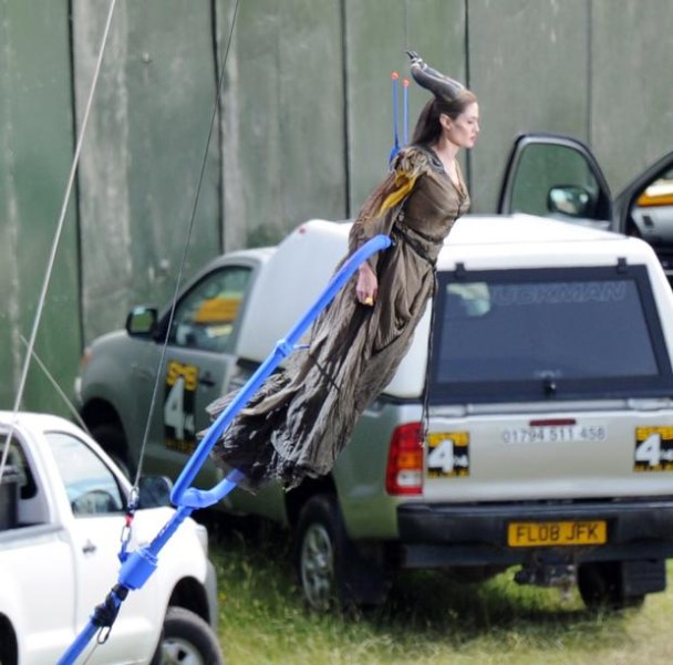 Imágenes de Angeline Jolie volando en el Set de Rodaje de 'Maleficent'