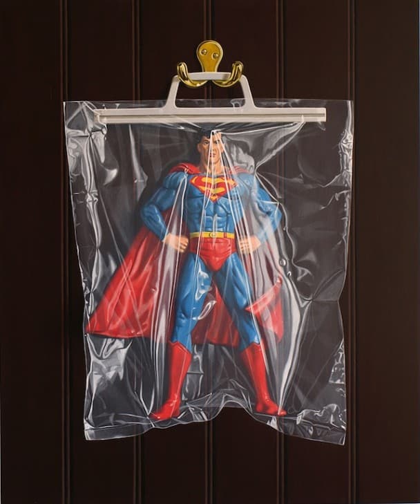 Pinturas fotorrealistas de superhéroes atrapados en bolsas