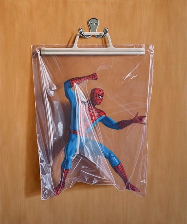 Pinturas fotorrealistas de superhéroes atrapados en bolsas