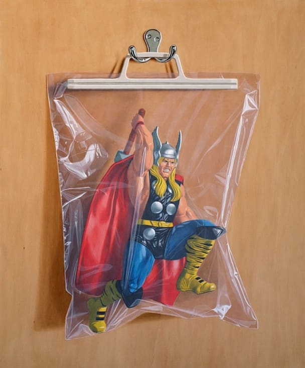 Pinturas fotorrealistas de superhéroes atrapados en bolsas