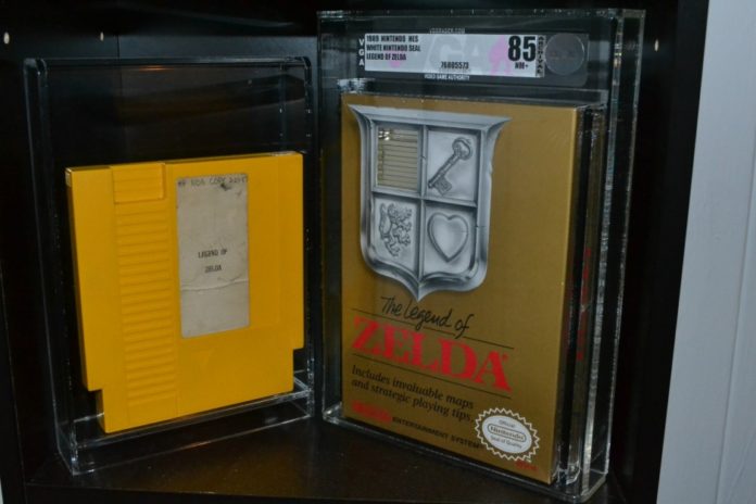 Prototipo de The Legend of Zelda (1987) junto a su versión comercial Prototipo de The Legend of Zelda (1987) junto a su versión comercial