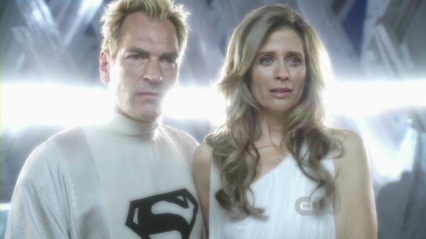 Julian Sands y Helen Slater en la serie "Smallville" (2001)