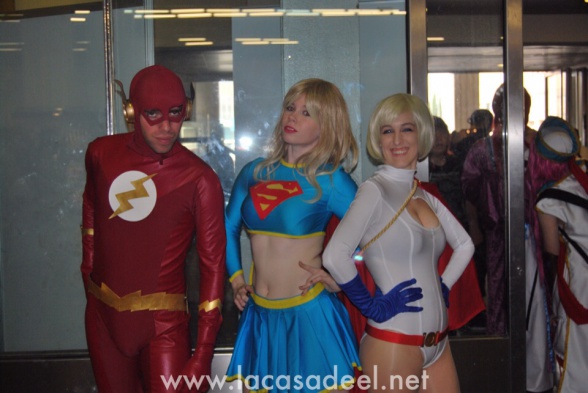 Cosplayers Flash Supergirl Power Girl Salón Cómic Barcelona