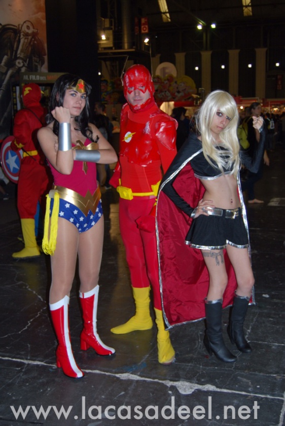 Cosplayers Flash Wonder Woman Salón Cómic Barcelona