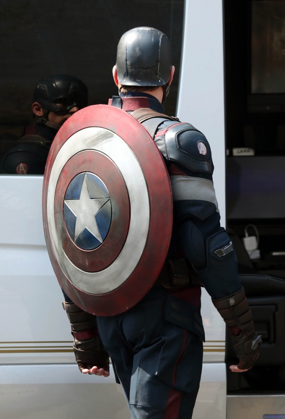 El tráiler de 'Los Vengadores 2' podría llegar en noviembre y nuevas imágenes del set 13 Capitán América