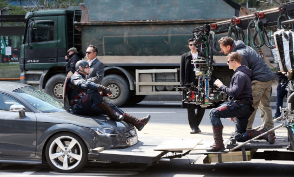 El tráiler de 'Los Vengadores 2' podría llegar en noviembre y nuevas imágenes del set 11 Capitán América