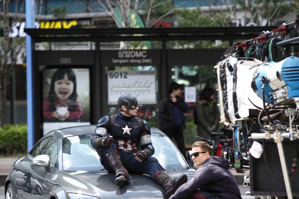 El tráiler de 'Los Vengadores 2' podría llegar en noviembre y nuevas imágenes del set 10 Capitán América