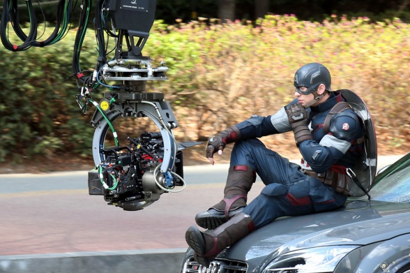 El tráiler de 'Los Vengadores 2' podría llegar en noviembre y nuevas imágenes del set 9 Capitán América