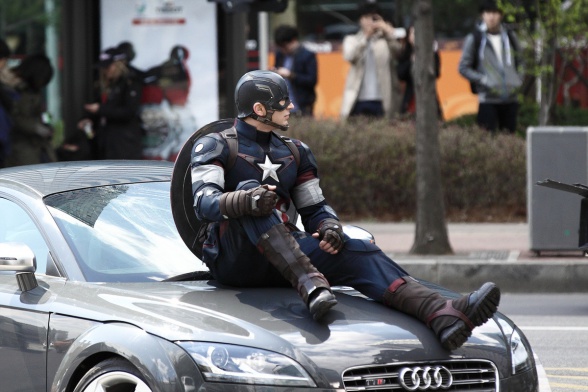 El tráiler de 'Los Vengadores 2' podría llegar en noviembre y nuevas imágenes del set 7 Capitán América