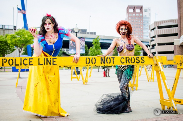 'Cosplay' de Blancanieves y Ariel en versión zombi