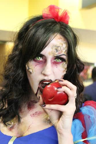 'Cosplay' de Blancanieves y Ariel en versión zombi