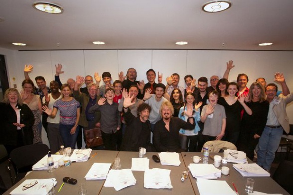 Imágenes promocionales de 'Buenos presagios' en la BBC 14 BBC, Buenos presagios, Good Omens, Neil Gaiman, Terry Pratchett