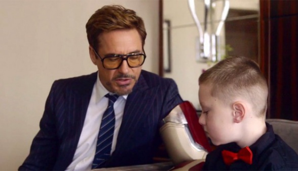 Robert Downey Jr visita a niño discapacitado