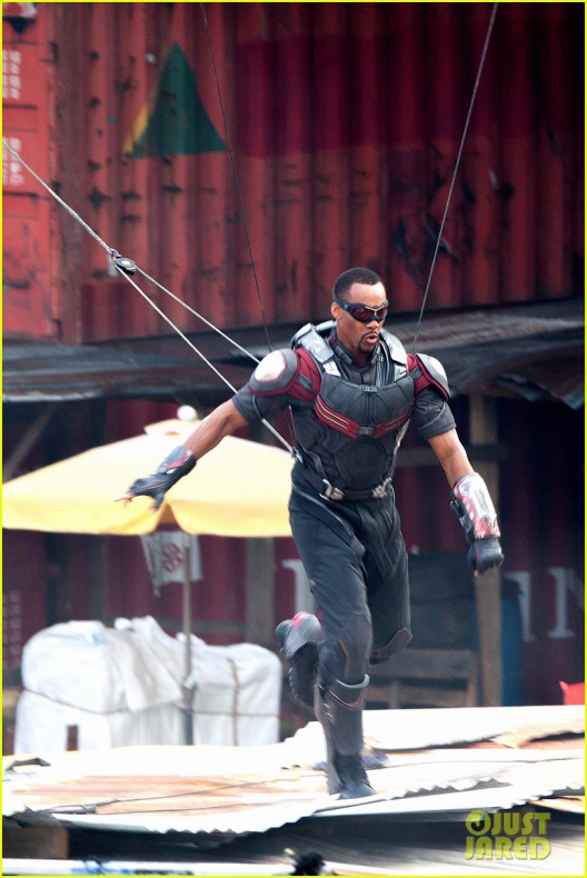 Evans, Mackie y Grillo en el rodaje de 'Civil War' 46 Anthony Mackie, Capitán América: Civil War, Chris Evans, Emily VanCamp, Frank Grillo, Marvel Studios