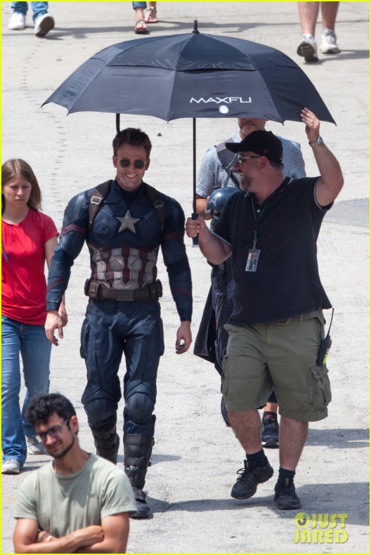 Evans, Mackie y Grillo en el rodaje de 'Civil War' 63 Anthony Mackie, Capitán América: Civil War, Chris Evans, Emily VanCamp, Frank Grillo, Marvel Studios