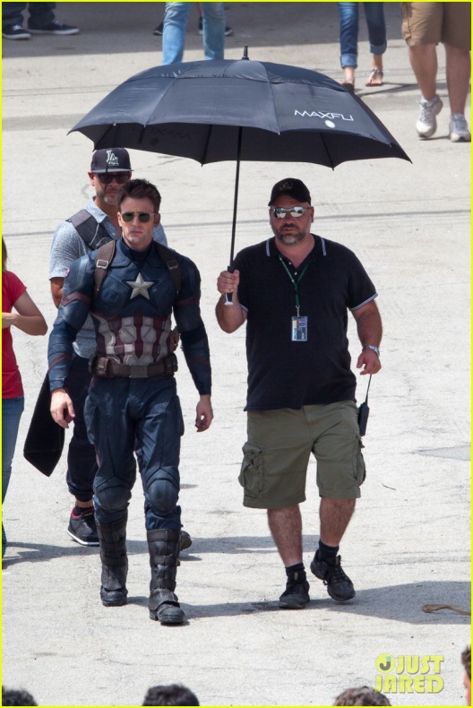 Evans, Mackie y Grillo en el rodaje de 'Civil War' 67 Anthony Mackie, Capitán América: Civil War, Chris Evans, Emily VanCamp, Frank Grillo, Marvel Studios