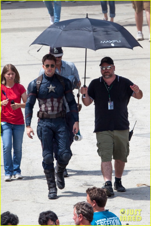 Evans, Mackie y Grillo en el rodaje de 'Civil War' 66 Anthony Mackie, Capitán América: Civil War, Chris Evans, Emily VanCamp, Frank Grillo, Marvel Studios