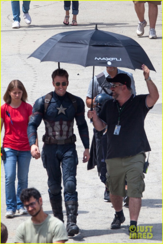 Evans, Mackie y Grillo en el rodaje de 'Civil War' 65 Anthony Mackie, Capitán América: Civil War, Chris Evans, Emily VanCamp, Frank Grillo, Marvel Studios