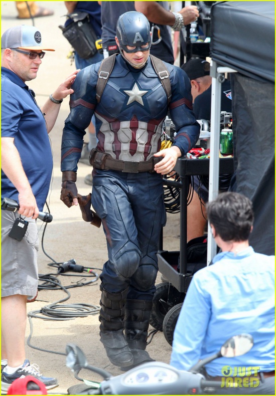 Evans, Mackie y Grillo en el rodaje de 'Civil War' 61 Anthony Mackie, Capitán América: Civil War, Chris Evans, Emily VanCamp, Frank Grillo, Marvel Studios