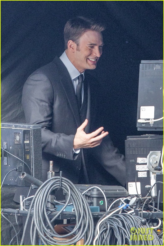 Evans, Mackie y Grillo en el rodaje de 'Civil War' 10 Anthony Mackie, Capitán América: Civil War, Chris Evans, Emily VanCamp, Frank Grillo, Marvel Studios