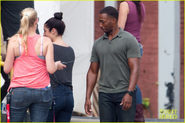 Evans, Mackie y Grillo en el rodaje de 'Civil War' 27 Anthony Mackie, Capitán América: Civil War, Chris Evans, Emily VanCamp, Frank Grillo, Marvel Studios