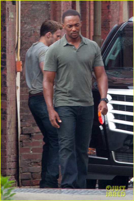 Evans, Mackie y Grillo en el rodaje de 'Civil War' 24 Anthony Mackie, Capitán América: Civil War, Chris Evans, Emily VanCamp, Frank Grillo, Marvel Studios