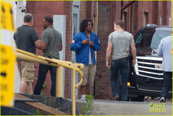Evans, Mackie y Grillo en el rodaje de 'Civil War' 25 Anthony Mackie, Capitán América: Civil War, Chris Evans, Emily VanCamp, Frank Grillo, Marvel Studios
