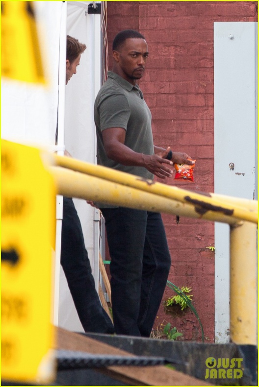 Evans, Mackie y Grillo en el rodaje de 'Civil War' 26 Anthony Mackie, Capitán América: Civil War, Chris Evans, Emily VanCamp, Frank Grillo, Marvel Studios