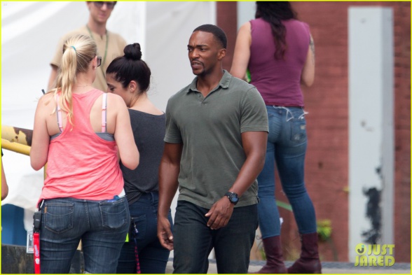 Evans, Mackie y Grillo en el rodaje de 'Civil War' 28 Anthony Mackie, Capitán América: Civil War, Chris Evans, Emily VanCamp, Frank Grillo, Marvel Studios
