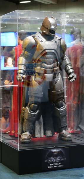 [SDCC15] Galería de fotos de trajes, armadura de Batman y armas de 'Batman V Superman'
