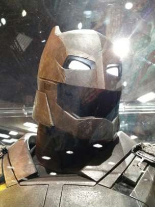 [SDCC15] Galería de fotos de trajes, armadura de Batman y armas de 'Batman V Superman'