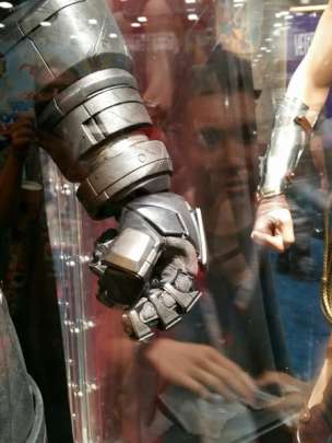 [SDCC15] Galería de fotos de trajes, armadura de Batman y armas de 'Batman V Superman'