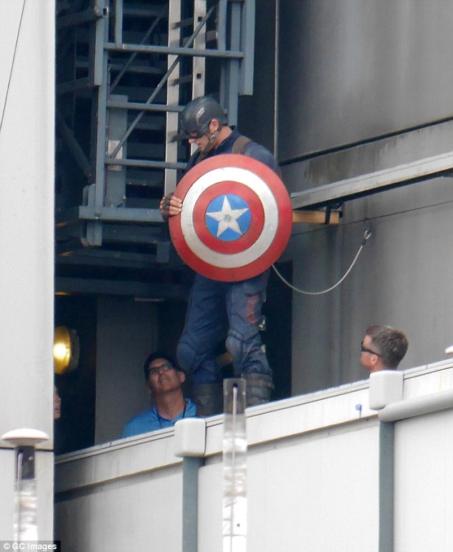 Pantera Negra en el rodaje de 'Captain America: Civil War' 41 Anthony Mackie, Black Panther, Captain America: Civil War, Chadwick Boseman, Chris Evans, Marvel Studios, Pantera negra