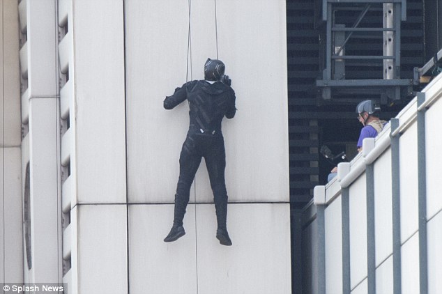 Pantera Negra en el rodaje de 'Captain America: Civil War' 35 Anthony Mackie, Black Panther, Captain America: Civil War, Chadwick Boseman, Chris Evans, Marvel Studios, Pantera negra