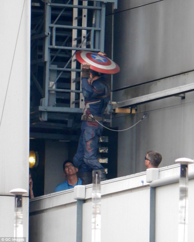 Pantera Negra en el rodaje de 'Captain America: Civil War' 39 Anthony Mackie, Black Panther, Captain America: Civil War, Chadwick Boseman, Chris Evans, Marvel Studios, Pantera negra